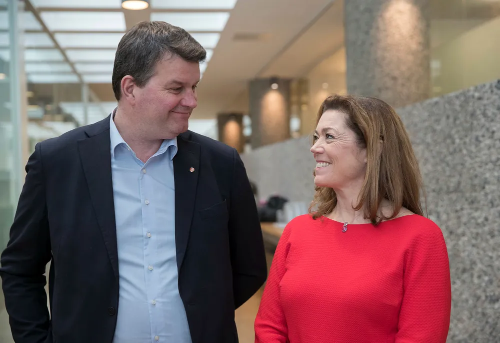 LOs leder Hans-Christian Gabrielsen og NHOs administrerende direktør Kristin Skogen Lund smiler etter starten av tarifforhandlingene 2018. LO og NHO representerer samtlige overenskomster mellom partene. Vidar Ruud, NTB/Scanpix