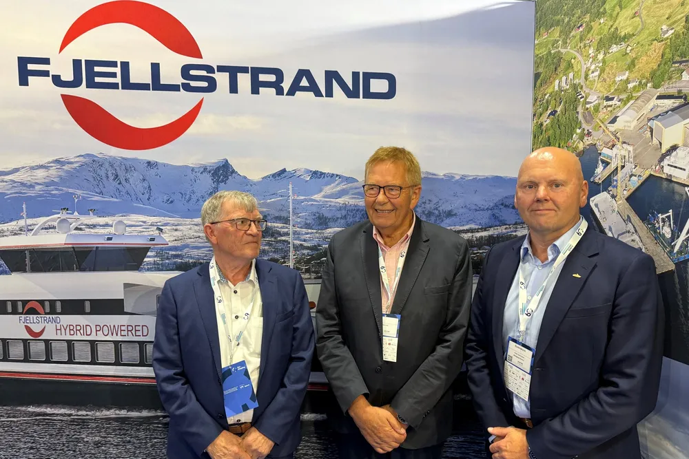Fjellstrand verft og GulenSkyss signerte kontrakt for bygging av ny elektrisk ferge under Nor-Shipping 2025. Fv. Hans Martin Gravdal adm.dir Fjellstrand AS, Per Strand Vold, eier GulenSkyss, Frode Sønstabø, daglig leder GulenSkyss.