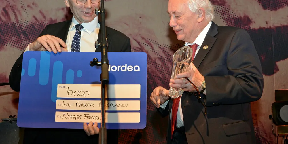 – NÆRINGEN ER VÅR: Norges Fiskarlags Kystkulturpris 2019 gikk til Inge Halstensen. Prisen deles ut av leder Kjell Ingebrigtsen. Ingen skal få ta fra oss denne næringen. Den er vår, sa Inge i sin takketale.