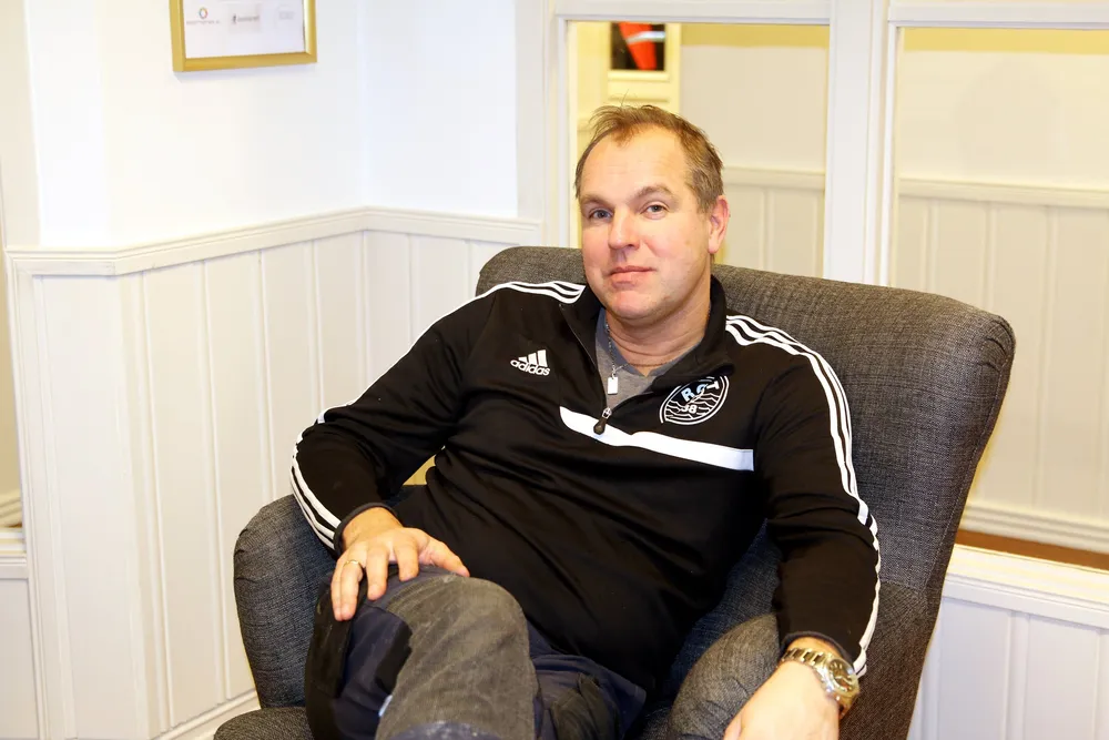 Tore Johansen er daglig leder hos Røst Sjømat. Nå må selskapet betale 500 000 i bot til myndighetene på grunn av en rekke brudd på arbeidsmiljøloven.