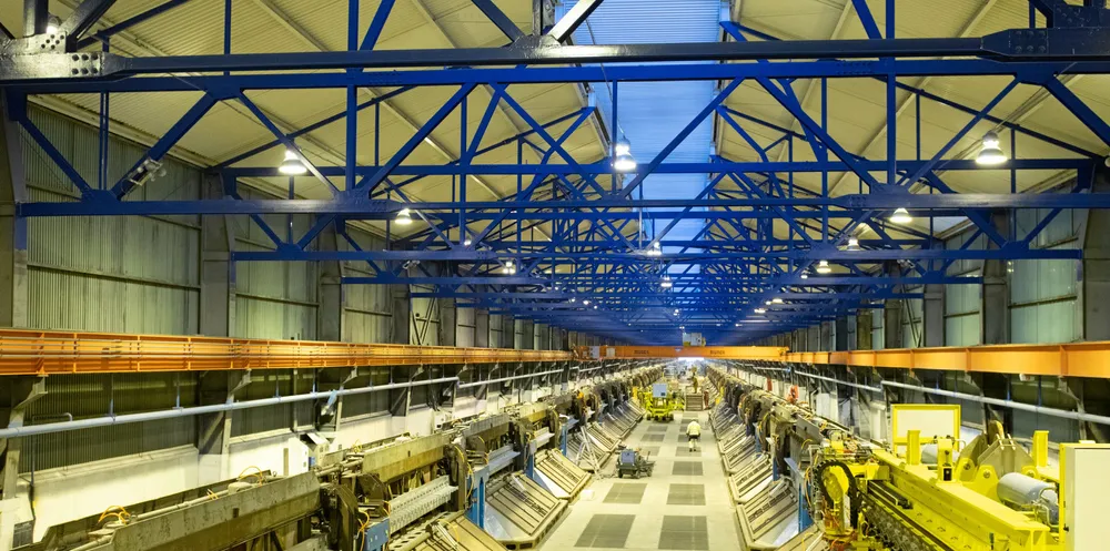Hydro har redusert produksjonen av aluminium på Karmøy og Husnes (bildet). Det bidrar til at kraftforbruket i den kraftkrevende industrien har vist fallende trend i 18 måneder.