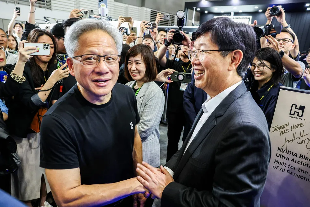 Nvidia-sjef Jensen Huang mottas som en kulthelt etter han presenterte selskapets åpne KI-infrastrukturstrategi sammen med Foxconns konsernsjef Young Liu i Taipei.