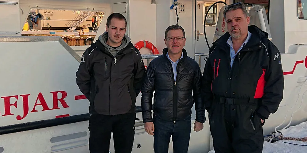 SPEEDSJARK: Roy-Morten Skorpen Skår (t.v.), salgssjef Högni Bergthorsson i Trefjar og Roy Are Skår på kai i Hafnarfjördur på Island i forbindelse med overleveringen av «Skårungen».