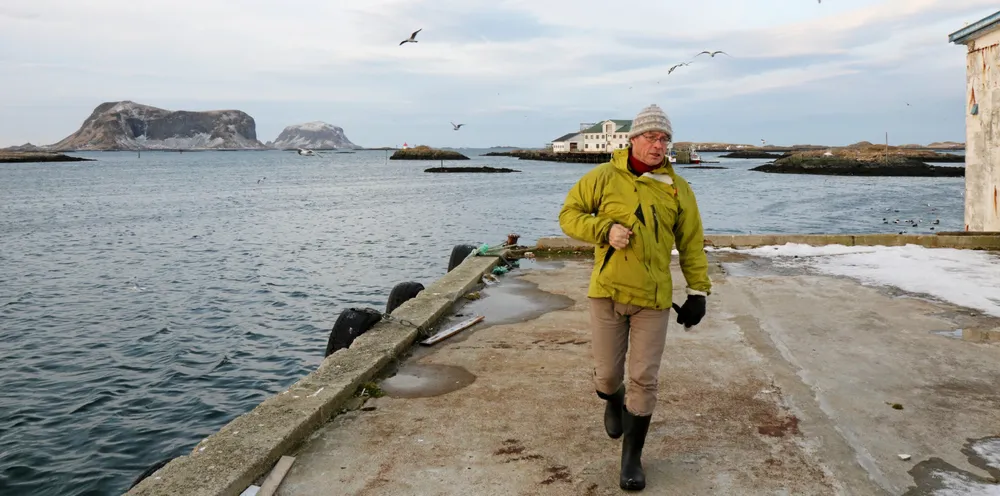 Stortingsrepresentant for MDG, Rasmus Hansson, ber fiskeriministeren få fortgang i moloarbeidet i Vardø. Her er han fotografert under et besøk til Røst i Lofoten.
