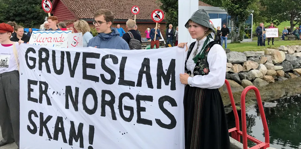 Fra Natur og Ungdoms arrangement mot sjødeponi i Førdefjorden, august 2021. Ifølge en undersøkelse utført av Norstat tidligere denne måneden er det stor folkelig motstand mot sjødeponi både i Førdefjorden og i Repparfjord.