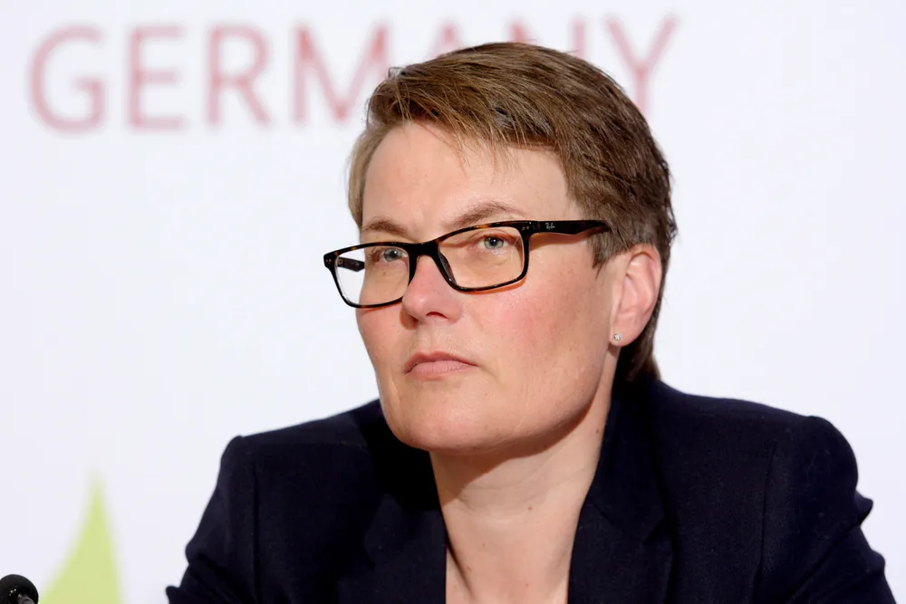 Tine Sundtoft er en av regjeringspolitikerne som har hatt jobb å gå til, og som har fått etterlønn. Det har hun forklart med at det var nødvendig med et opphold, siden hun byttet rolle. Og at hun trengte en liten pause.