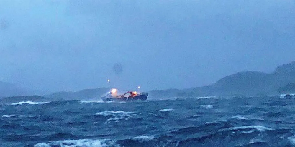 Redningsskøyta ankom havaristen først, men på grunn av sterk vind, måtte evakueringen skje med et redningshelikopter. Foto: Redningsselskapet