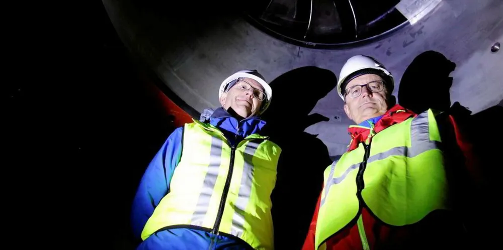Leiv Ingve Ørke (t.v.) konserndirektør for Fornybar Energi i Lyse, ber regjeringen forlenge fastprisordningen slik at nye avtaler kan inngår også etter inneværende år. Her er han sammen med konsernsjef Eimund Nygaard inne i Lysebotn kraftverk.