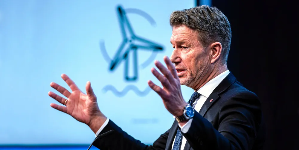 Så mye ny kraft skal bygges i Finnmark, men siden statsråd Terje Aasland oppgir ambisjonen i MW og ikke TWh, så skal det bygges ut mindre kraft enn regjeringen gir uttrykk for.