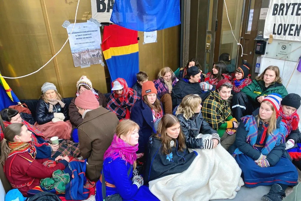 Slik så det ut da demonstranter stengte inngangen til OED – inntil de ble fjernet av politiet. Greta Thunberg (lengst bak til venstre) var blant demonstrantene.