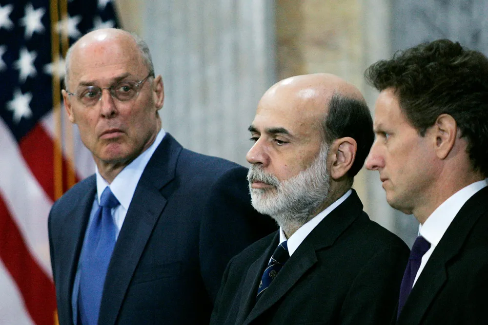 Tre av nøkkelpersonene i USAs krisehåndtering i 2008, Ben Bernanke, Hank Paulson og Timothy Geithner kom nylig sammen i The Brookings Institution for å snakke med journalister om erfaringene fra begivenhetene for ti år siden. Her fra venstre Timothy Geithner, Ben Bernanke og Hank Paulson. Foto: Hyungwon Kang/Reuters/NTB Scanpix