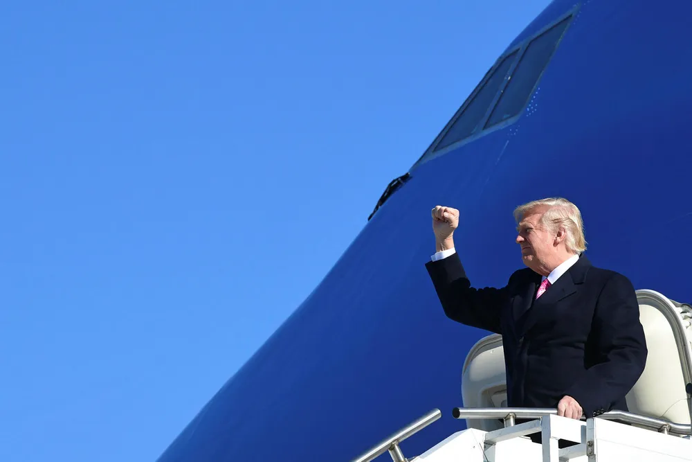 President Donald Trump ber velgerne i Alabama stemme på Roy Moore. Foto: AP/NTB Scanpix