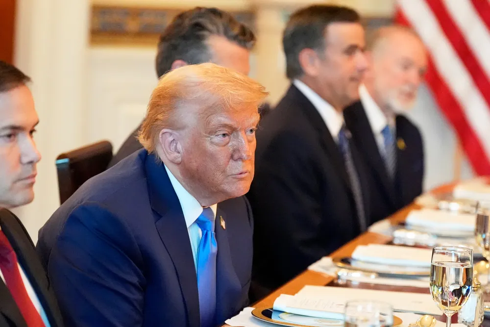 I nesten identiske brev skrev president Donald Trump at landene ville møte en ny og høy tollsats på eksporten, og la til at «vi har bestemt oss for å gå videre med dere, men bare med mer balansert og rettferdig HANDEL». Her fra et møte med Israels statsminister Benjamin Netanyahu på mandag.