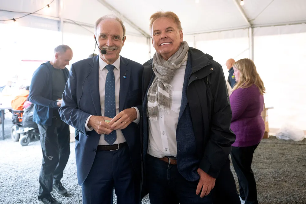 Rikard Storvestre (til høyre) var blant de første som flyttet til Bø i Vesterålen da ordfører Sture Pedersen (til venstre) satte ned formuesskatten.