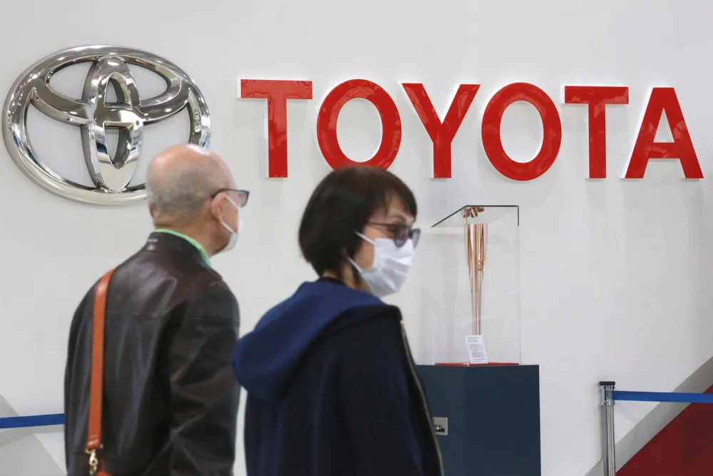 Bilprodusenten Toyota advarer om et «enestående» kostnadspress og kutter resultatprognosene kraftig. Andre japanske storselskaper advarer om økt usikkerhet på grunn av krig, inflasjon og nedstengninger i Kina.