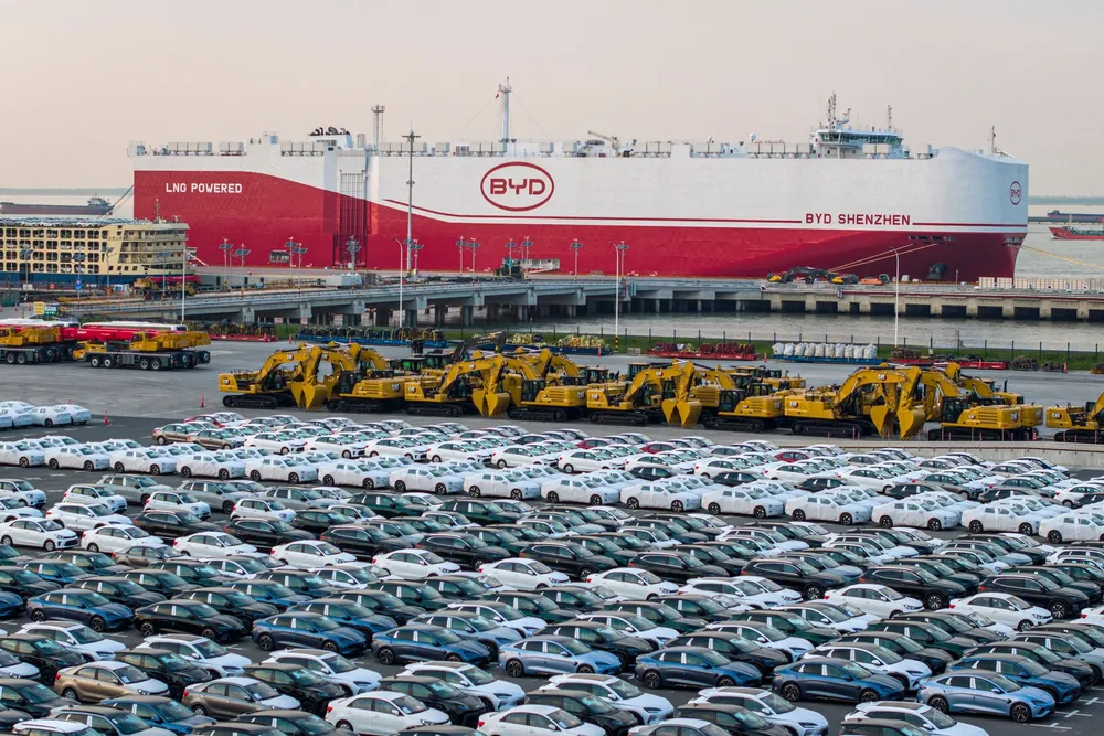 Elbiler fra BYD lastes ombord selskapets eget bilskip ved Taicang-havnen i Suzhou på vei til Brasil i slutten av april.
