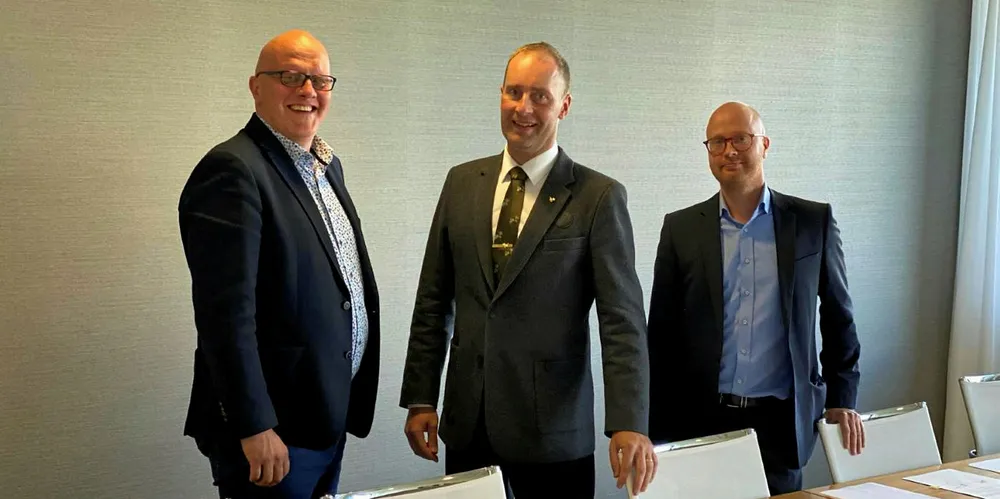 Aavo Kärmas (l), chairman of the management board of Enefit Green, Tuomas Hallenberg, director of the Metsähallitus property development, and Otto Swanljung, wind power manager of Metsähallitus (r)