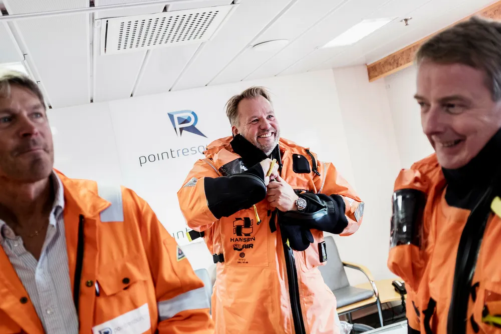 Administrerende direktør i HitecVision Ole Ertvaag, i midten, slår sammen Point Resources med Enis norske virksomhet. Her er han for første gang offshore med olje- og energiminister Terje Søviknes og plattformsjef Jarle Rydningen på Ringhorne. Foto: Tommy Ellingsen