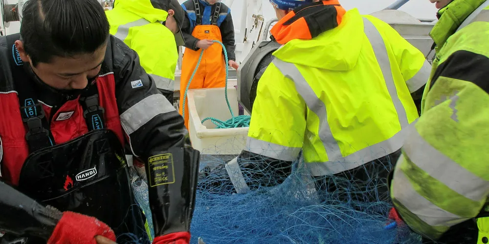 GARNFISKE: Elever ved Nordkapp VGS i aksjon med praktisk undervisning på fiskefeltet på skolens egen båt «Finnmarksfisk».