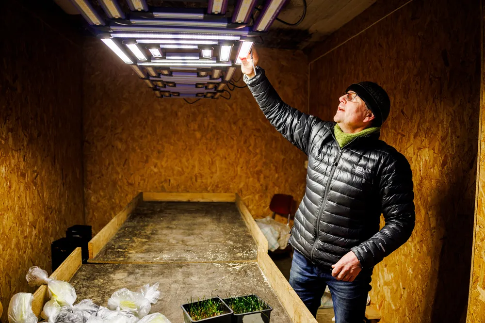 Høyskolelektor Thomas Cottis i ett av vekstrommene på Blakstad campus.