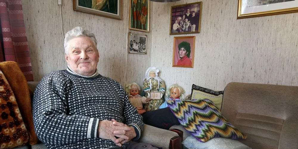 Arthur Andreassen er stolt over at båten hans er restaurert og vernet. Både han og båten har en spesiell historie å fortelle. Foto: Arne Fenstad