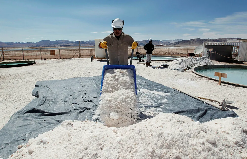 Argentina har verdens største påviste reserver med litium, som her på 4000 meter over havet i saltørkenfjellene. Braulio Lopez i det australske selskapet Galaxy Resources jobber her med utvinning av litium. Foto: Enrique Marcarian/Reuters/NTB Scanpix