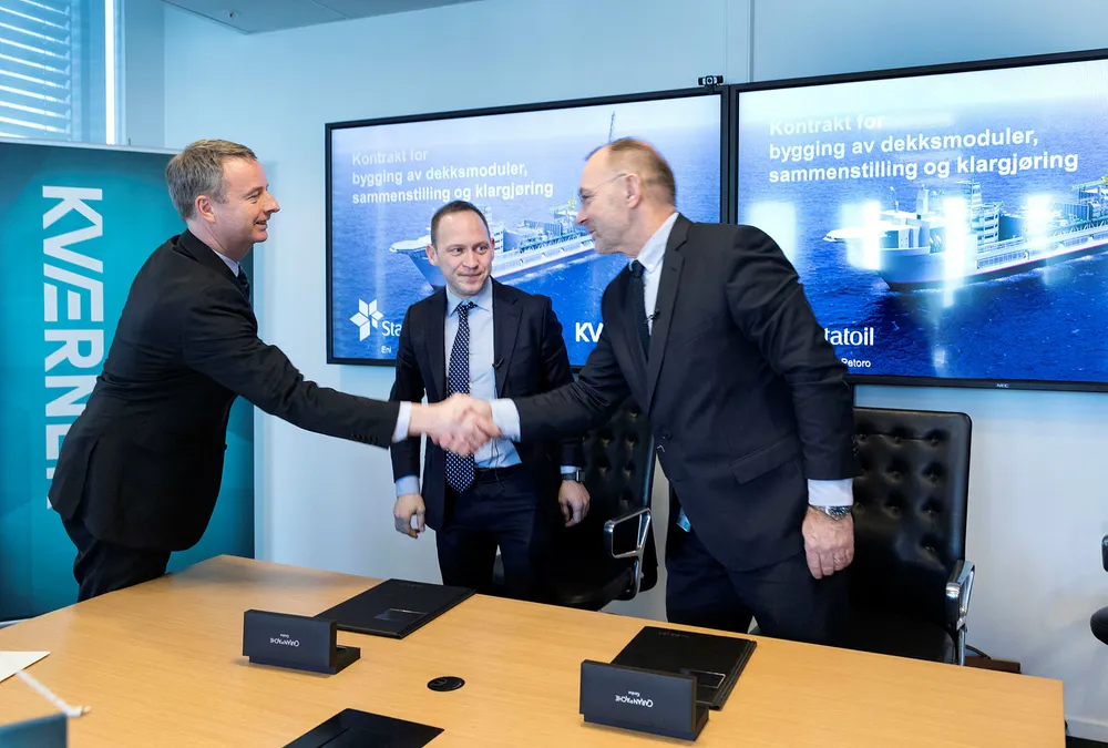 Olje- og energiminister Terje Søviknes (til venstre) stilte tirsdag opp sammen med Statoils prosjektdirektør Torger Rød og Kværner-sjef Jan Arve Haugan for å markere at den store kontrakten til Castberg-kontrakten gikk til Kværner og norsk industri. Foto: Gorm Kallestad/NTB Scanpix