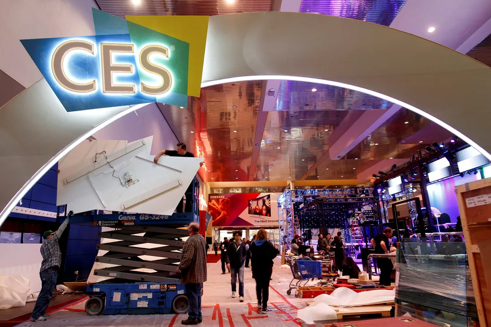 Arbeidere setter fortsatt opp utstillingene til CES-messen i Las Vegas. Torsdag åpner dørene. Foto: NTB Scanpix/REUTERS/Steve Marcus