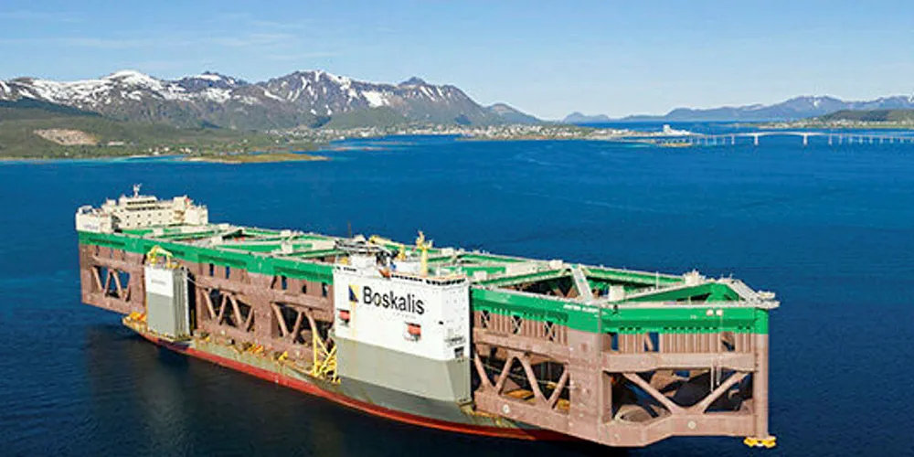 Dronebildet av Havfarmen i Hadselfjorden. Her skal Havfarmen ligge til det lastes av frakteskipet Boka Vanguard. Så slepes den til endelig plassering. Foto: Nordlaks