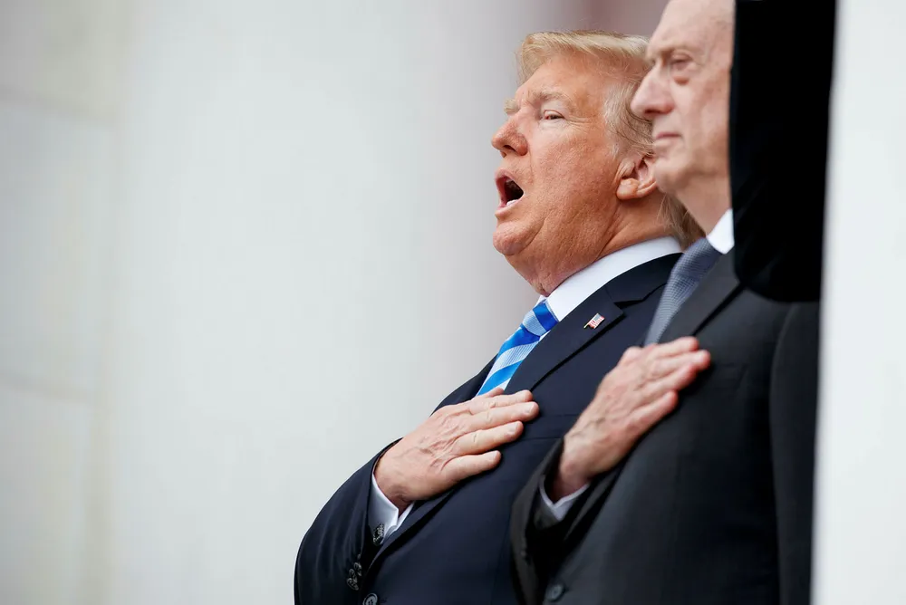Forsvarsminister James Mattis (til høyre) har hatt stor tilgang til presidenten gjennom regelmessige møter. Selv om Trump har tvitret og sagt ting om Nato som har sjokkert, har likevel Mattis stått solid som representant for en gjenkjennelig amerikansk Nato-linje. USAs politikk er i praksis lite endret. Foto: Evan Vucci/AP/NTB Scanpix