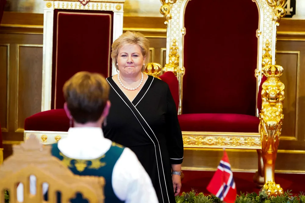 Statsminister Erna Solberg (H) hilser stortingspresident Tone W. Trøen under åpningen av det 164. Storting. En viktig årsak til at Høyre vil styre en så lav andel av befolkningen de neste fire årene, er at de har mistet makten i de største kommunene og byene. Foto: Terje Pedersen / NTB scanpix
