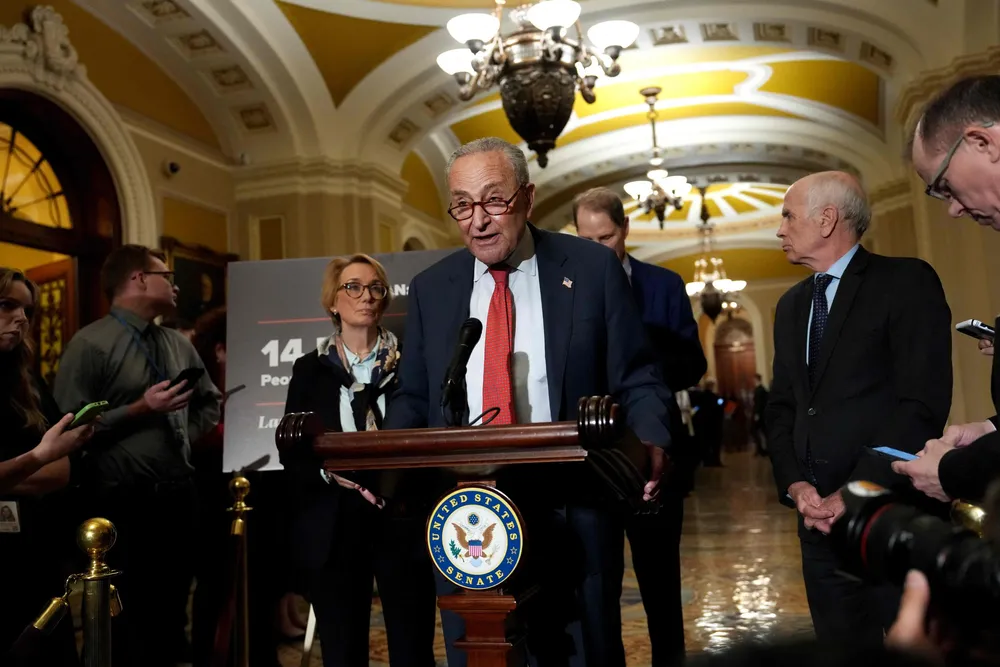 Demokratenes leder i Senatet Charles Schumer har engasjert seg på Equinors side i konflikten rundt havvind-prosjektet Empire Wind. Behandlingen selskapet har fått ligner på et diktatur, sier han nå.
