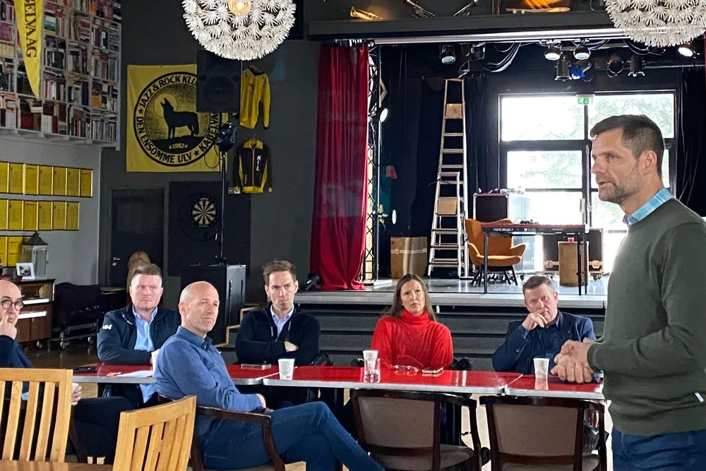 Øystein Valanes, sjef for markedsadgang i Sjømatrådet, hadde med seg ferske oppdateringer fra USA til Arbeidern i Kabelvåg. I bakgrunnen: Svein Ove Haugland, Preben Angelsen, Tor-Gunnar Kransvik, Charles Aas, Monika Kransvik og Ronny Vågsholm.