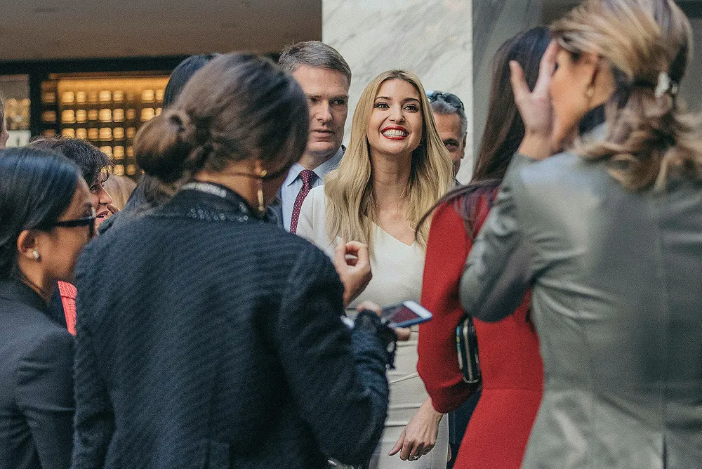 Ivanka Trump, datter av USAs president Donald Trump, og hennes ektemann Jared Kushner har fortsatt en eierandel verdt flere millioner dollar i dette Trump-hotellet nær Det hvite hus i Washington D.C. Her mingler hun med VIP-gjestene under åpningen av hotellet i oktober 2016. Foto: Johannes Worsøe Berg