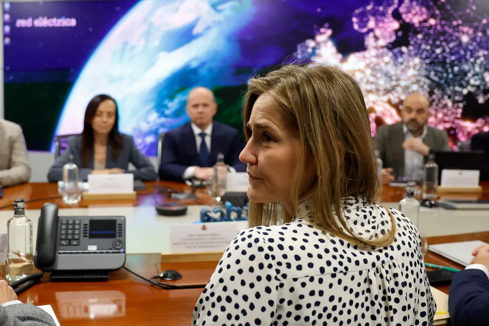 Statsråd Sara Aagesen leder komiteen som gransker det store strømbruddet i Spania 28. april. I bakgrunnen skimtes Beatriz Corredor, den tidligere statsråden som er president Red Electrica, den spanske systemoperatøren.