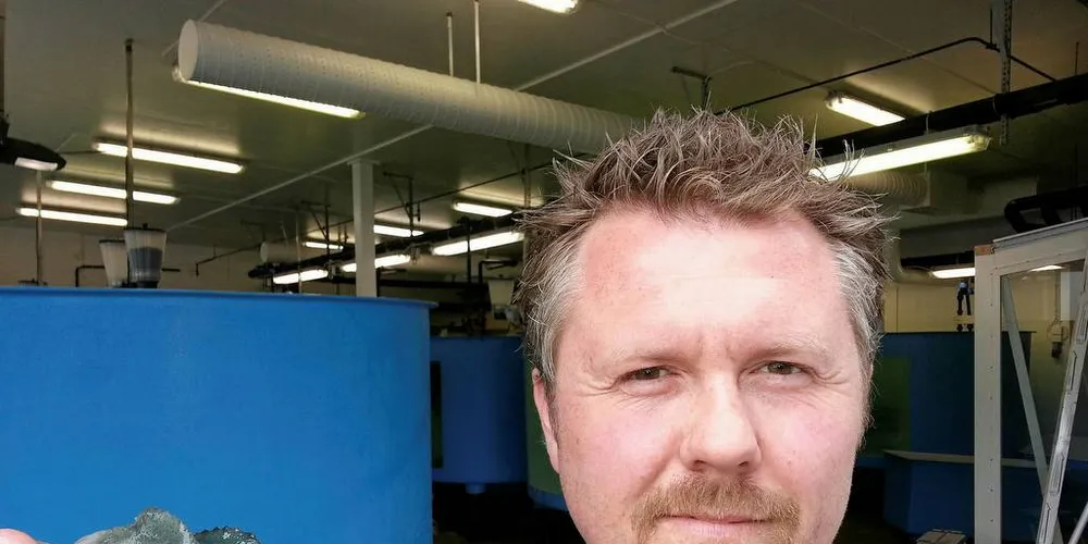 Daglig leder Petter Aanonsen viser frem hva selskapet lever av – rognkjeksRyfylke Rensefisk