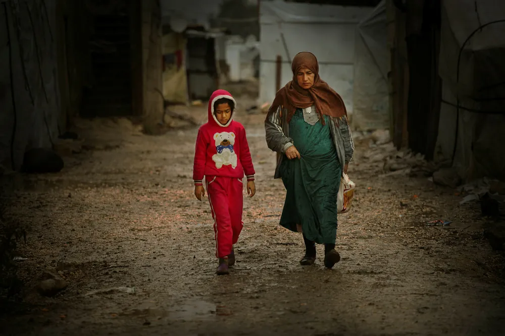 Stadig flere syriske flyktninger i Libanon lever i dyp fattigdom, konstaterer FNs høykommissær for flyktninger (UNHCR). Disse krigsflyktningene lever i en provisorisk leir i Semmaqiyeh nord i Libanon. Foto: Nils Inge Kruhaug / NTB scanpix