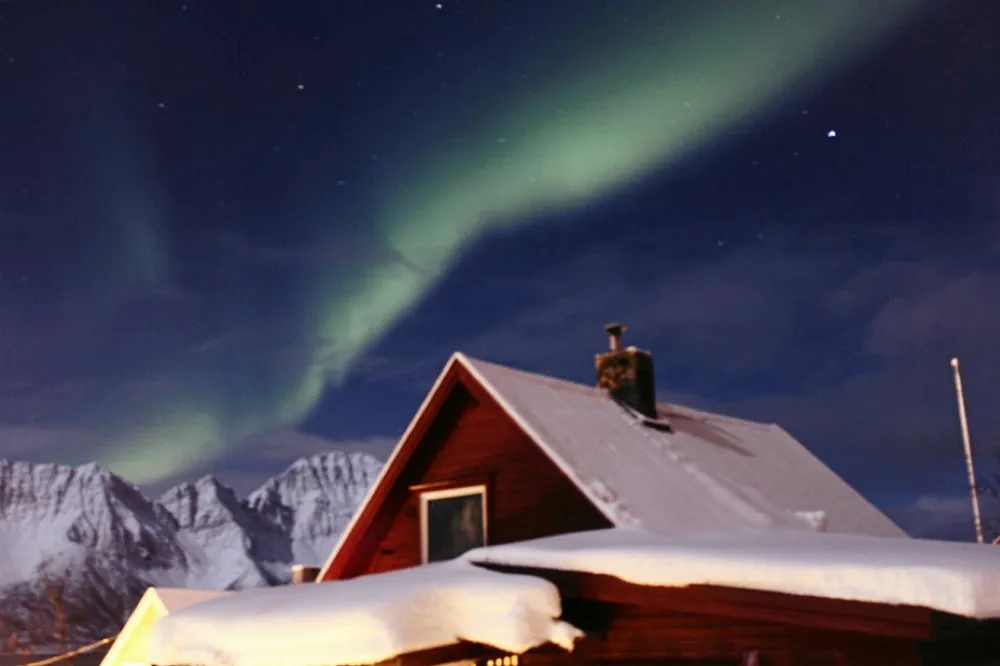 Beboerne i dette røde huset, i Øksfjord i Finnmark, er blant strømkundene som har kunnet fryde seg over lave strømpriser den siste måneden. Sett fra produsentenes side har det imidlertid vært en hard november-måned, med en gjennomsnittspris på bare 9 øre/kWh.