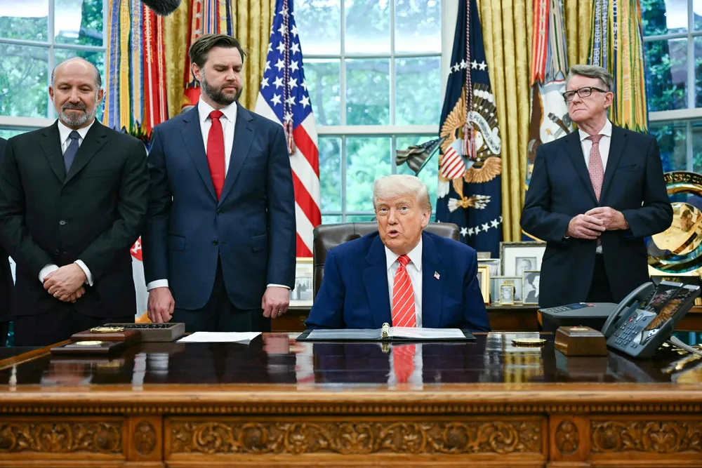 Handelsminister Howard Lutnick, visepresident JD Vance, Donald Trump og Storbritannias ambassadør Peter Mandelson presenterte noe av innholdet i en ny handelsavtale mellom USA og Storbritannia.