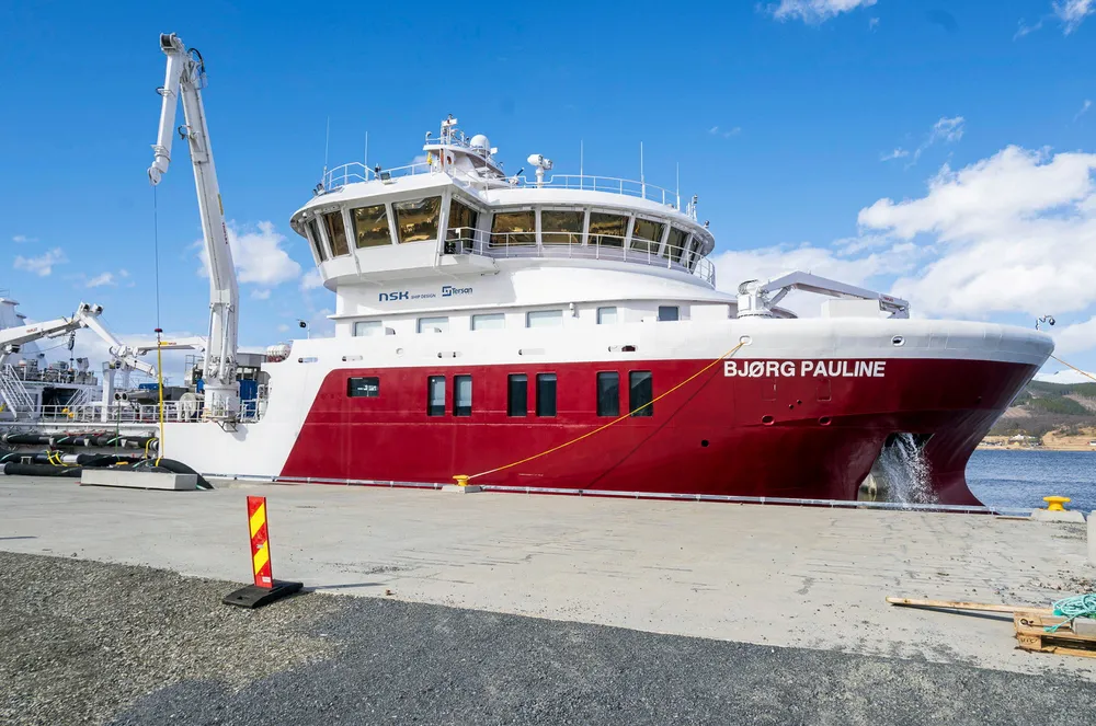 Nordlaks-brønnbåten «Bjørg Pauline» da den var ny i 2021. Bildet er tatt ved selskapets slakteri på Børøya.