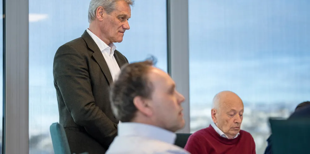Advokat Sverre S. Tysland (fra venstre), Harry Bøe og Odd Reidar Øie på generalforsamlingen i NTS. Dette bildet ble tatt på selskapets andre ekstraordinære generalforsamling, der Øie mistet styreplassen sin. Harry Bøe mistet jobben få timer etter dette bildet ble tatt.
