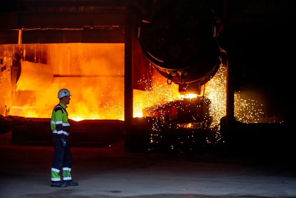 Eramet, med prosessanlegg i Rogaland, Agder og Telemark er ett av industriselskapene Norsk Industri frykter vil få høy og uforutsigbar nettleie hvis taket på energileddet fjernes. Her flytende mangan ved Eramets anlegg i Sauda. – Uttakskundene Agder må betale energiledd i et overskuddsområde. Én ting er teorien, men i praksis blir ikke dette riktig lenger, sier Knut Olav Bakkene, seniorrådgiver tariff og rammevilkår i Glitre Nett.