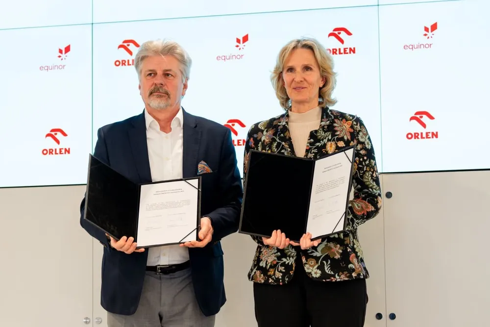 Orlen board member Wieslaw Prugar and Equinor executive vice president Irene Rummelhoff sign the CCS agreement.