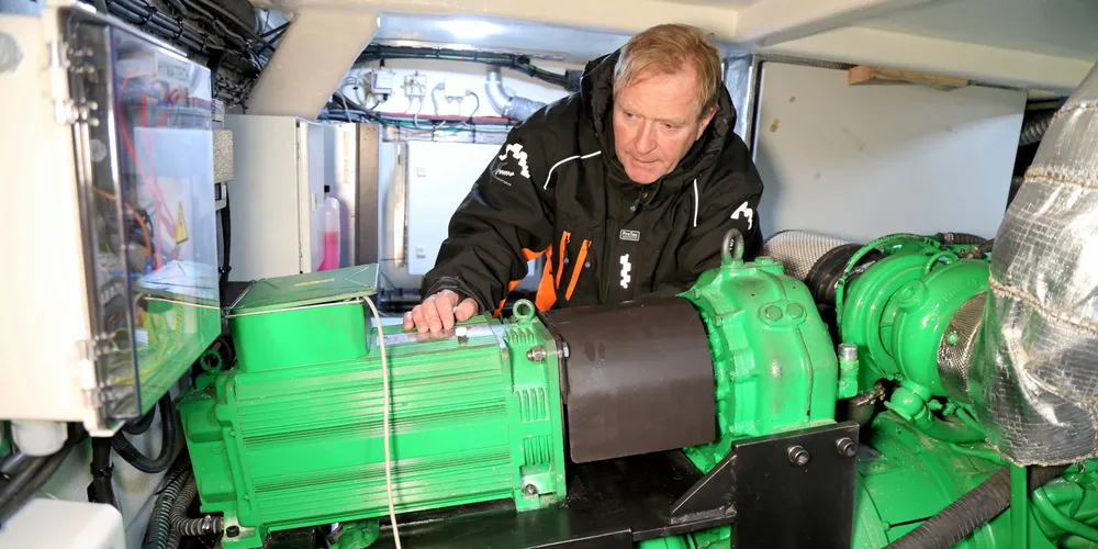 Erik Ianssen ved Selfa Arctic og Hymatech viser frem det elektriske indre av nye «Sundsbøen» i mars 2020. Nå retter han og en solid gruppe samarbeidspartnere blikket opp og ser på hva som kan erstatte marin gassolje.