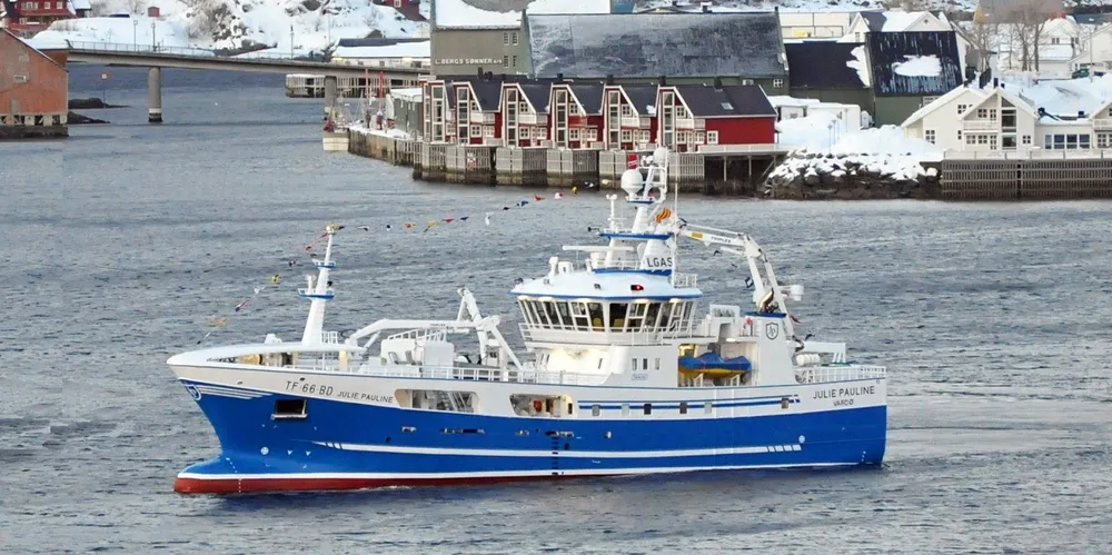 Nybygget «Julie Pauline» i havna i Svolvær.