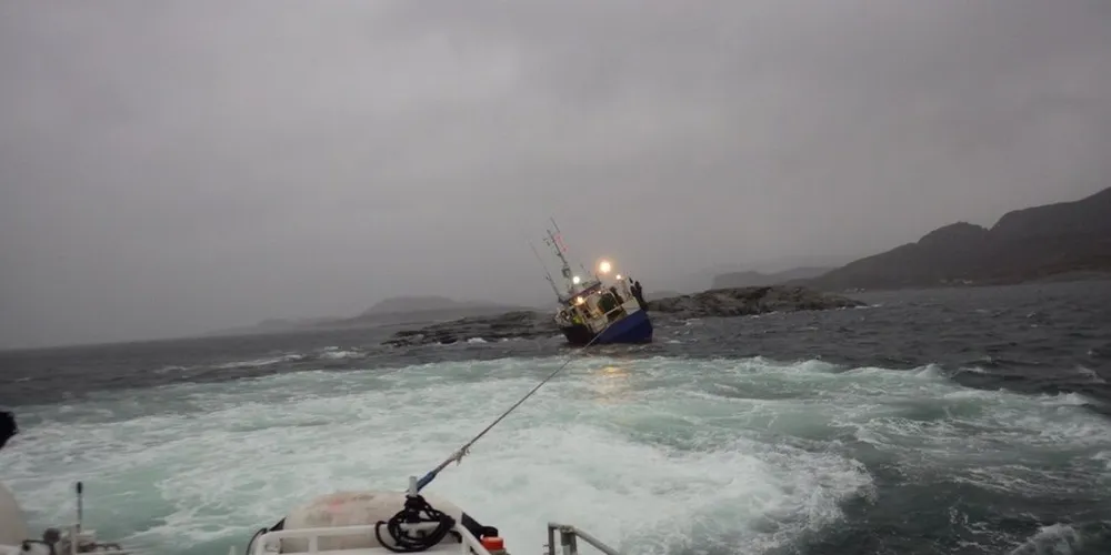 «Myntevik» måtte slepes til land etter grunnstøting. Foto: RS «Horn Flyer»