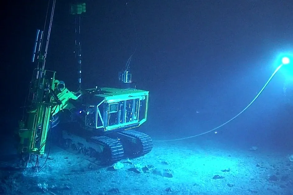 Leteselskapet Adepth har brukt denne kjerneboringsriggen på forskningstokt på Mohnsryggen, midt mellom Jan Mayen og Svalbard. Ifølge selskapet kan de sikre at utvinningen av havbunnsmineraler skjer på en miljømessig ansvarlig måte.