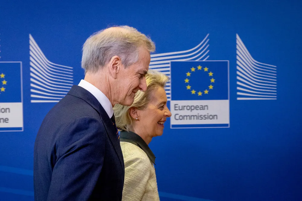 For statsminister Jonas Gahr Støre må det være pinlig at spillet om oljen lekkes til mediene, skriver Frederic Hauge. Støre her i møte med Europakommisjonens president Ursula von der Leyen i februar.