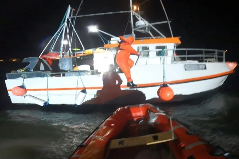 «Kaptein Buhre» rykket ut for å evakuere en fisker fra et fiskefartøy liggende i fjæra.