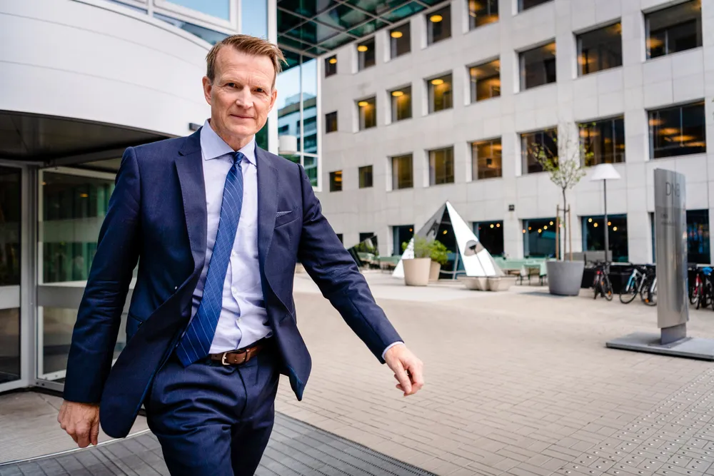 Aksjemarkedet og obligasjonsmarkedet ser forskjellig på utsiktene, sier forvalter Dag Hammer i DNB.